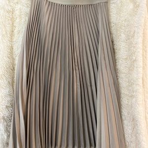 Beige pleated skirt
